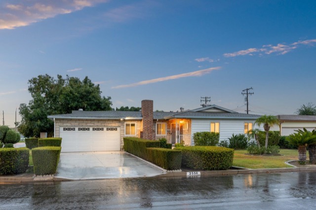 2558 W Heffron Dr